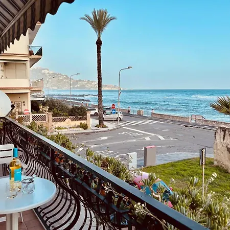 Sea Front Taormina Апартаменты Джардини-Наксос